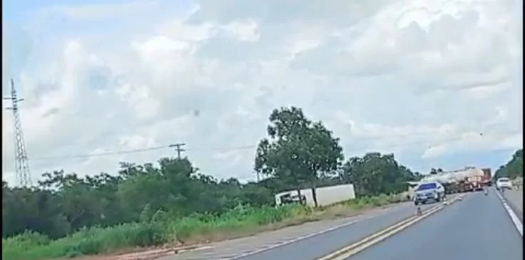 Colisão entre caminhões deixa dois feridos na BR-153, em Colinas/TO