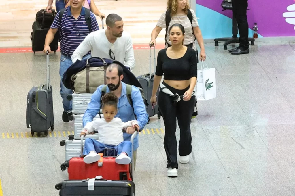 Lexa e Ricardo Vianna Desembarcam no Galeão Após Férias na Suíça