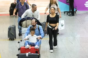 Lexa e Ricardo Vianna Desembarcam no Galeão Após Férias na Suíça