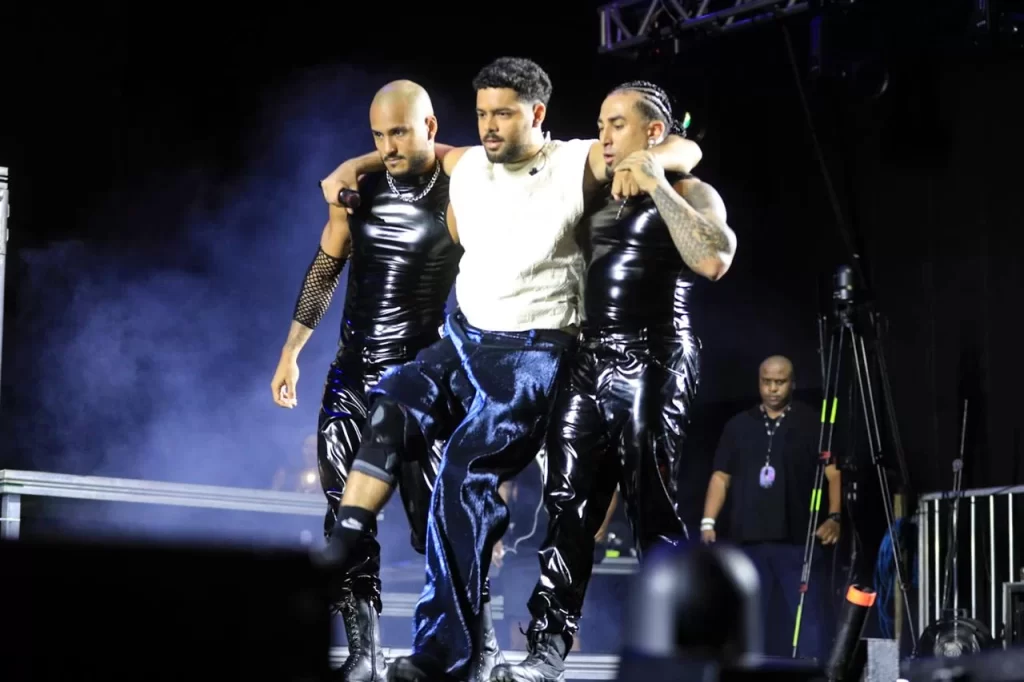 Pedro Sampaio se machuca no palco, mas continua show no Spanta, na Marina da Glória