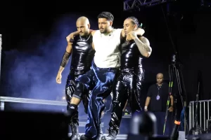 Pedro Sampaio se machuca no palco, mas continua show no Spanta, na Marina da Glória