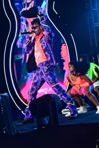 Luan Pereira emociona público em apresentação no Navio de Ana Castela