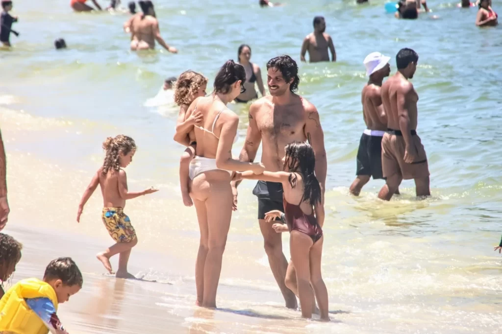 Chay Suede e Laura Neiva Levam os Filhos à Praia de Ipanema