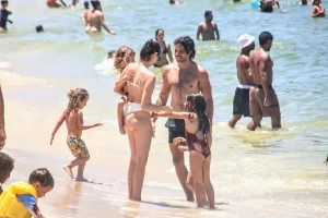 Chay Suede e Laura Neiva Levam os Filhos à Praia de Ipanema