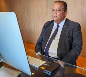  Eduardo Gomes destaca avanços na proteção de dados durante evento internacional