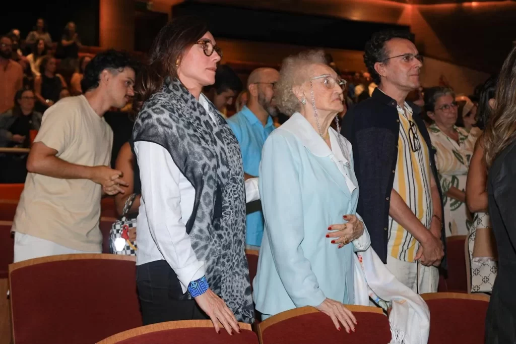 Christiane Torloni, José Loreto e famosos prestigiam estreia de ‘Ficções’, peça de Vera Holtz