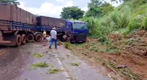 Acidente na TO-335: Caminhão Perde Controle e Colide em Trecho Escorregadio