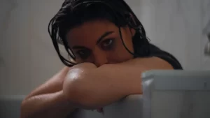 Sasha Prendes e Chrona transformam “Stay” em um hino moderno sobre amores inesquecíveis