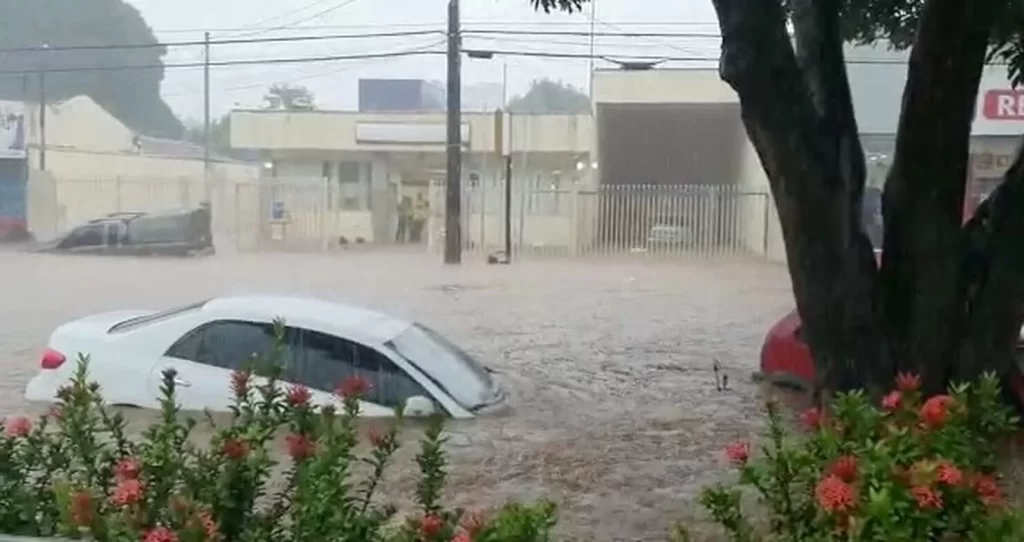 Chuva intensa causa alagamentos em Guaraí, arrasta veículos e deixa moradores ilhados