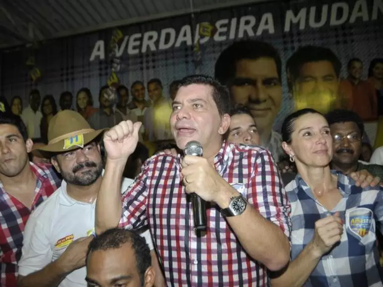 Carlos Amastha comemora a vitória histórica nas eleições de 2012 em Palmas. O empresário venceu após começar a campanha com apenas 0,5% das intenções de voto e se tornou símbolo de ruptura com os grupos tradicionais da política local.