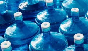 Alta no preço da água mineral gera revolta em Palmas após problemas com fornecimento da BRK