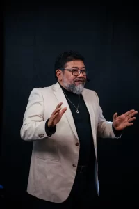 Apóstolo Bueno Júnior grava ministração exclusiva para o quadro “Fé e Ação”