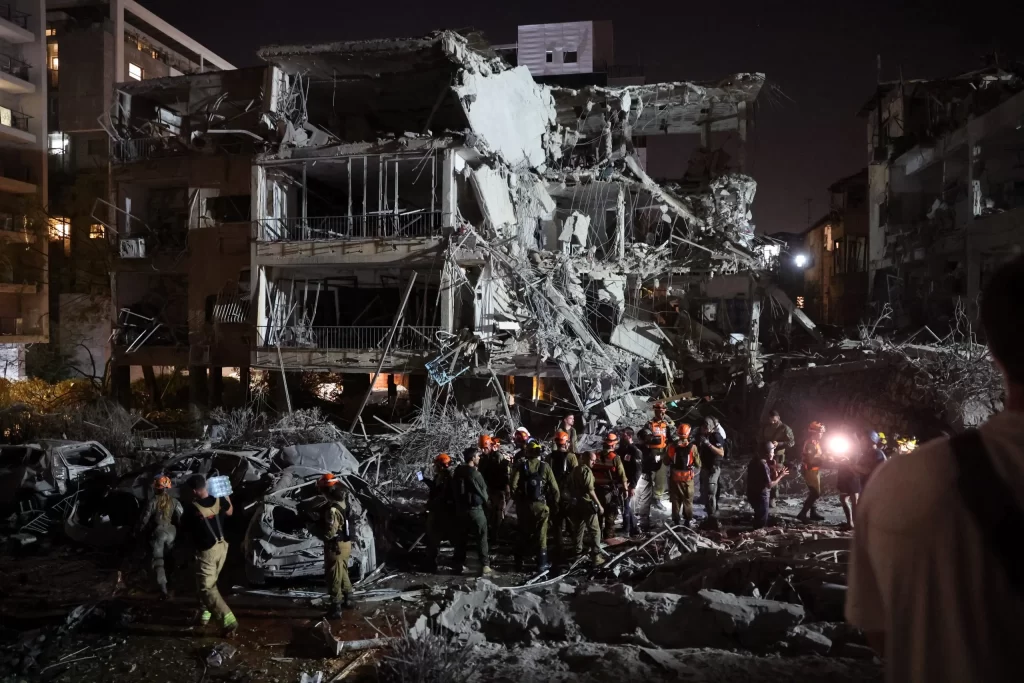 Irã descarta qualquer negociação com Israel, intensifica apoio a milícias e acende alerta global