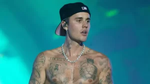 Sob os holofotes e à beira do colapso: Justin Bieber reaparece em meio a polêmicas, boatos e planos de retorno