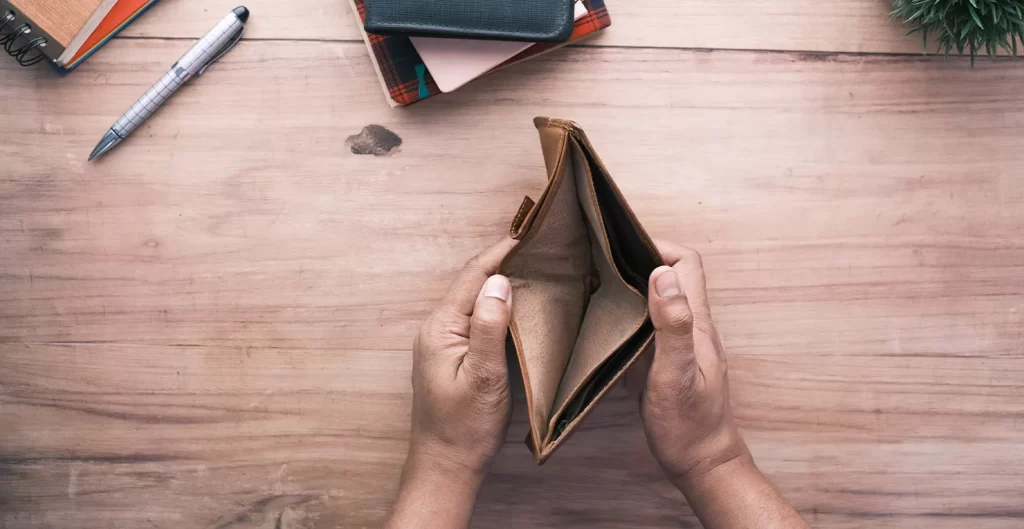 Aumento em contas de energia, IPVA, planos de saúde e tarifas impacta o orçamento das famílias; saiba como se proteger