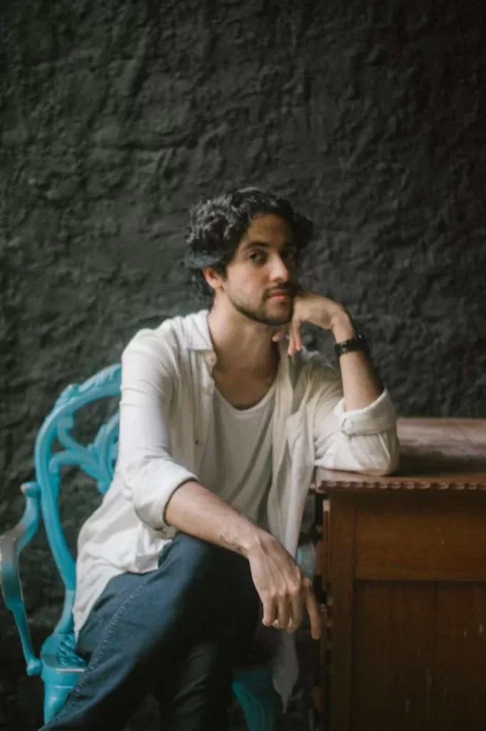 ANGELO lança videoclipe de “Porta Aberta” e celebra o romantismo atemporal da música brasileira