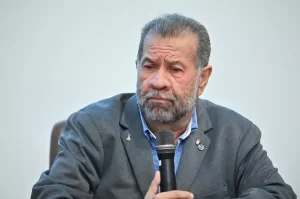 Carlos Lupi pede demissão do Ministério da Previdência em meio a escândalo no INSS; Wolney Queiroz assume a pasta