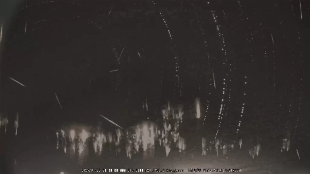 Sprites, Perseidas e a dança celeste: madrugada ilumina céus do Brasil com espetáculo raro de fenômenos atmosféricos e astronômicos