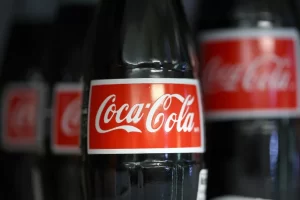 Coca-Cola tem produção interrompida no Ceará após alerta sanitário; especialistas analisam impacto regional