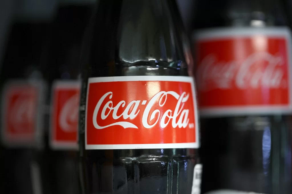 Coca-Cola tem produção interrompida no Ceará após alerta sanitário; especialistas analisam impacto regional
