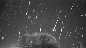 Câmera registra chuva de meteoros CAP e SDA; dia 1º terá espetáculo do “X” e “V” lunar