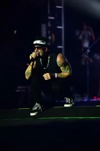 Tico Santa Cruz Surpreende ao Cantar Sertanejo no Navio Rock Boat