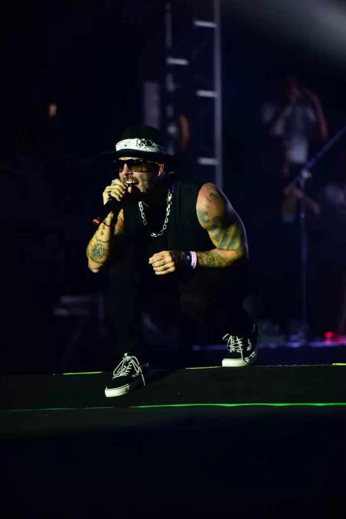 Tico Santa Cruz Surpreende ao Cantar Sertanejo no Navio Rock Boat