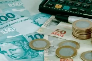 “Reajuste melhora, mas não resolve”, dizem especialistas sobre novo salário mínimo de R$ 1.620; veja quem ganha mais e o impacto real no bolso