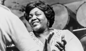 Dona Ivone Lara ganha cinebiografia e medalha que celebram legado do samba