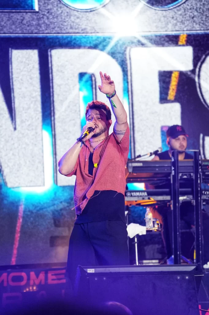 &nbsp;Matheus Fernandes revive os anos 2000 em show com clima dos bailes da Furacão 2000