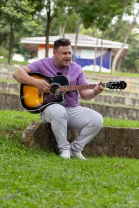 Fábio Gomes compara renomados cantores da atualidade a Fernando Pádua e destaca: “Ele merece mais espaço no mercado”
