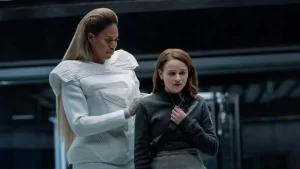 Filme Feios traz um futuro distópico de cirurgias estéticas obrigatórias, mas falta profundidade no enredo. Leia a crítica completa!