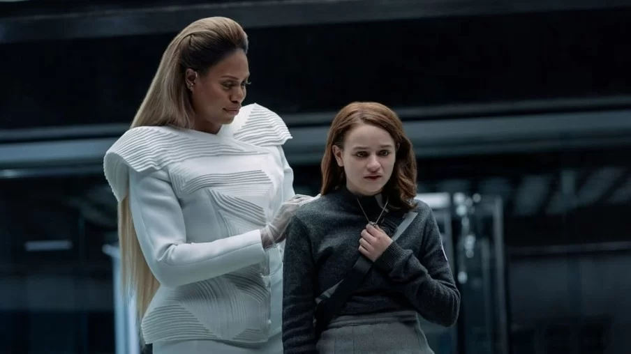 Filme Feios traz um futuro distópico de cirurgias estéticas obrigatórias, mas falta profundidade no enredo. Leia a crítica completa!