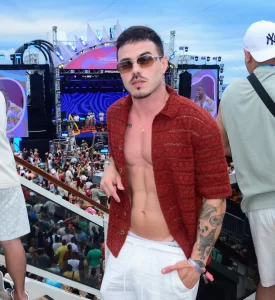 Túlio Rocha mostra físico em dia no último dia do Navio do Gigante