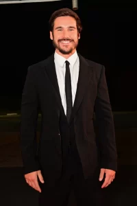 Nicolas Prattes chega ao Troféu Imprensa com elegância e simpatia em noite de estrelas no SBT