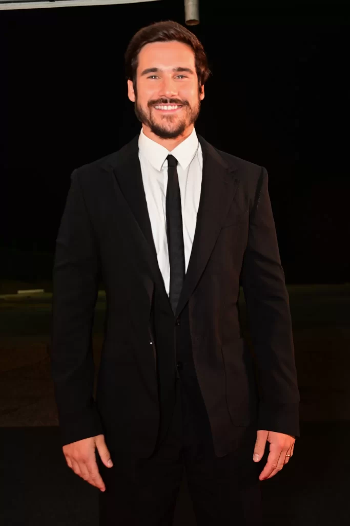 Nicolas Prattes chega ao Troféu Imprensa com elegância e simpatia em noite de estrelas no SBT