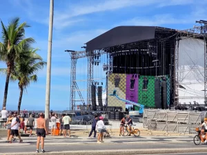 Palco de Lady Gaga em Copacabana impressiona fãs e movimenta a orla do Rio