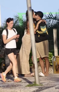 Alane Dias e Francisco Gil são flagrados aos beijos em Ipanema