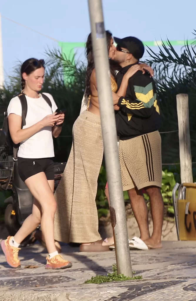 Alane Dias e Francisco Gil são flagrados aos beijos em Ipanema