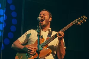 Especial: Cantor Aluísio Cavalcante comemora lançamento de ‘Fruto Rebeldia’ com show gratuito no próximo fim de semana