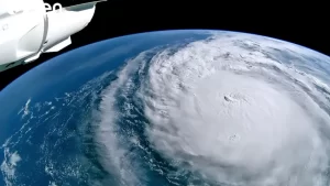 Furacão Milton deixa Flórida, mas risco de inundações permanece alto