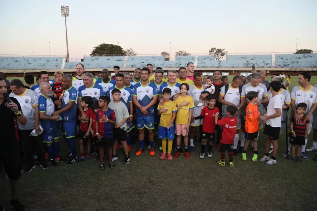 Futebol Solidário reúne ídolos e arrecada alimentos para famílias tocantinenses