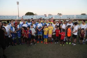 Futebol Solidário reúne ídolos e arrecada alimentos para famílias tocantinenses