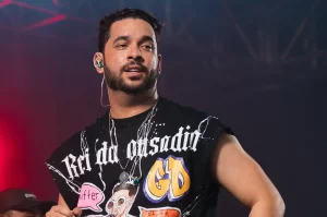 “Eu precisava parar”: Cantor revela crise de burnout e reacende debate sobre saúde mental na indústria da música