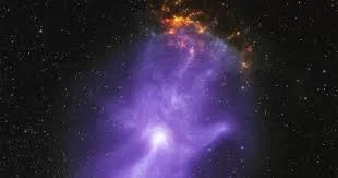 NASA registra imagem da “mão cósmica” em nebulosa a 17 mil anos-luz