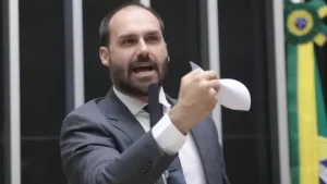 Eduardo Bolsonaro intensifica ataques à democracia brasileira a partir dos EUA, e pressiona por sanções internacionais