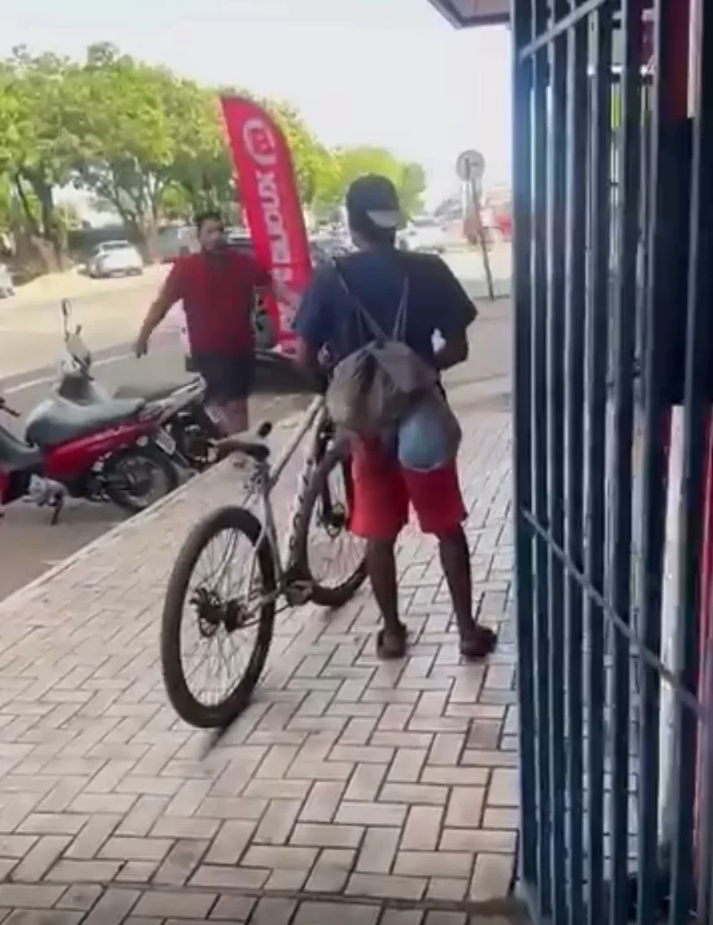 Suspeito de furto é agredido com mangueira de gás em via pública em Guaraí; caso gera revolta nas redes