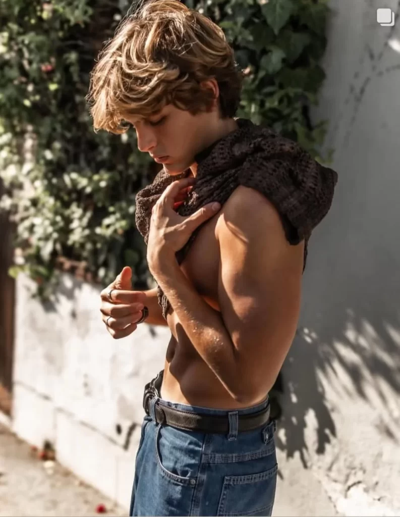 Jensen Gering: jovem ator e músico americano conquista fãs e agita a internet com foto ousada