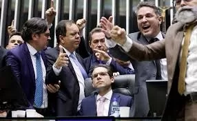 Tensões no Congresso: motim de deputados força PGR a investigar e intensifica confrontos entre esquerda e direita