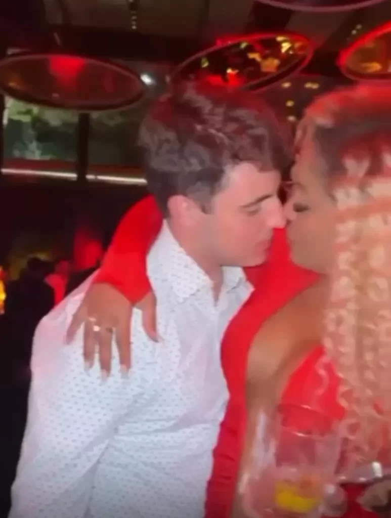 João Augusto Liberato é flagrado aos beijos com Cariúcha em festa em São Paulo